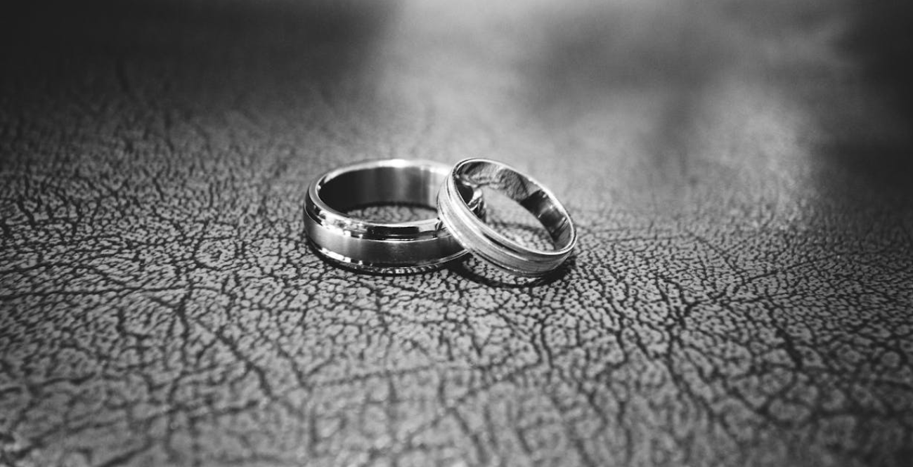 夫妻离婚18 岁在读大学的孩子谁来负责抚养 父母离婚后孩子上大学的费用怎么承担